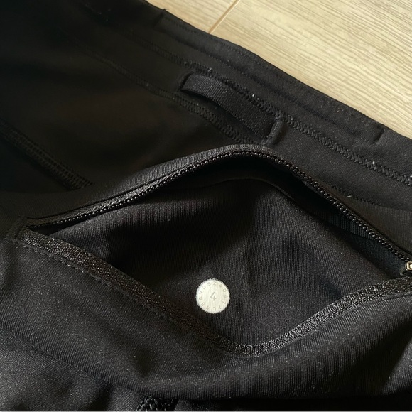 Black leggings with pockets from Lululemon - size 4 - Picture 4 of 9